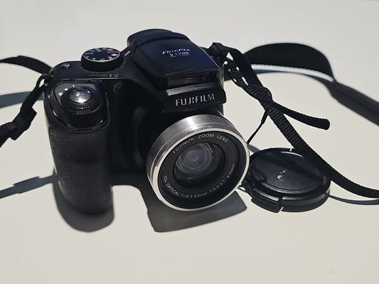 Fujifilm FinePix S Series S5700 7.1MP Digital Camera - Black - Tested Working device front (Image 1) — Second-Hand
