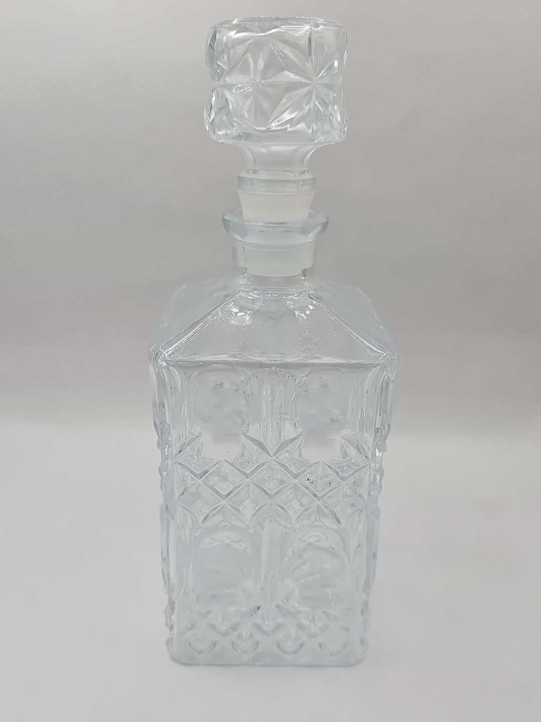Vintage Clear Glass Design Whiskey Decanter With Round Topper cap/hat front (Image 1) — Second-Hand