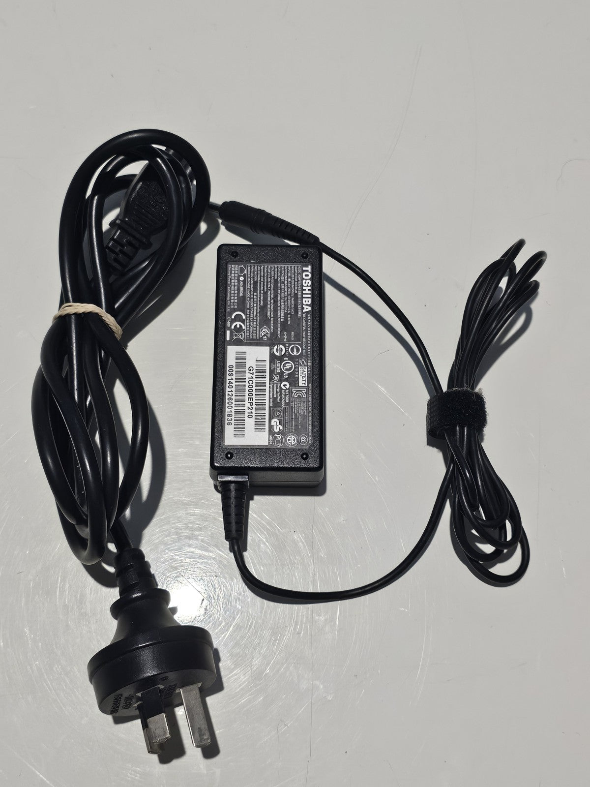 Genuine Toshiba 19V 2.37A 45W Laptop Power Adapter Tip 4.0 X 1.7mm PA5072E-1AC3 cap/hat front (Image 1) — Second-Hand