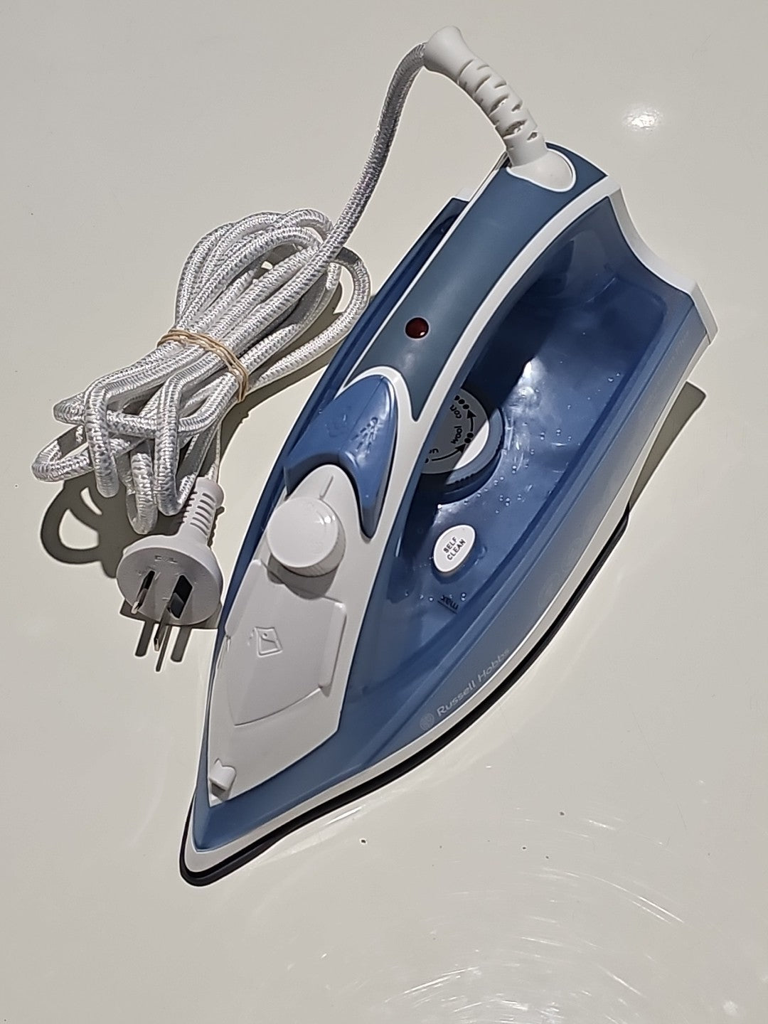 Russell Hobbs Accusteam Plus Steam Iron RHC906 cap/hat front (Image 1) — Second-Hand