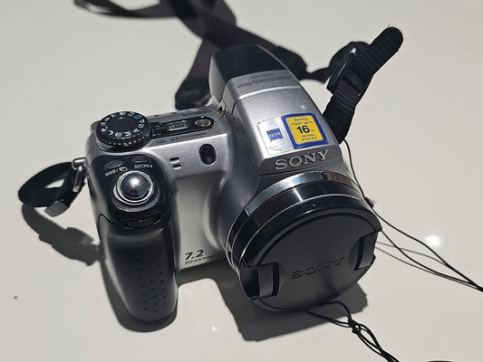 Sony DSC-H5 Digital Camera 7.2MP Super SteadyShot Carl Zeiss Vario Case Japan device front (Image 1) — Second-Hand