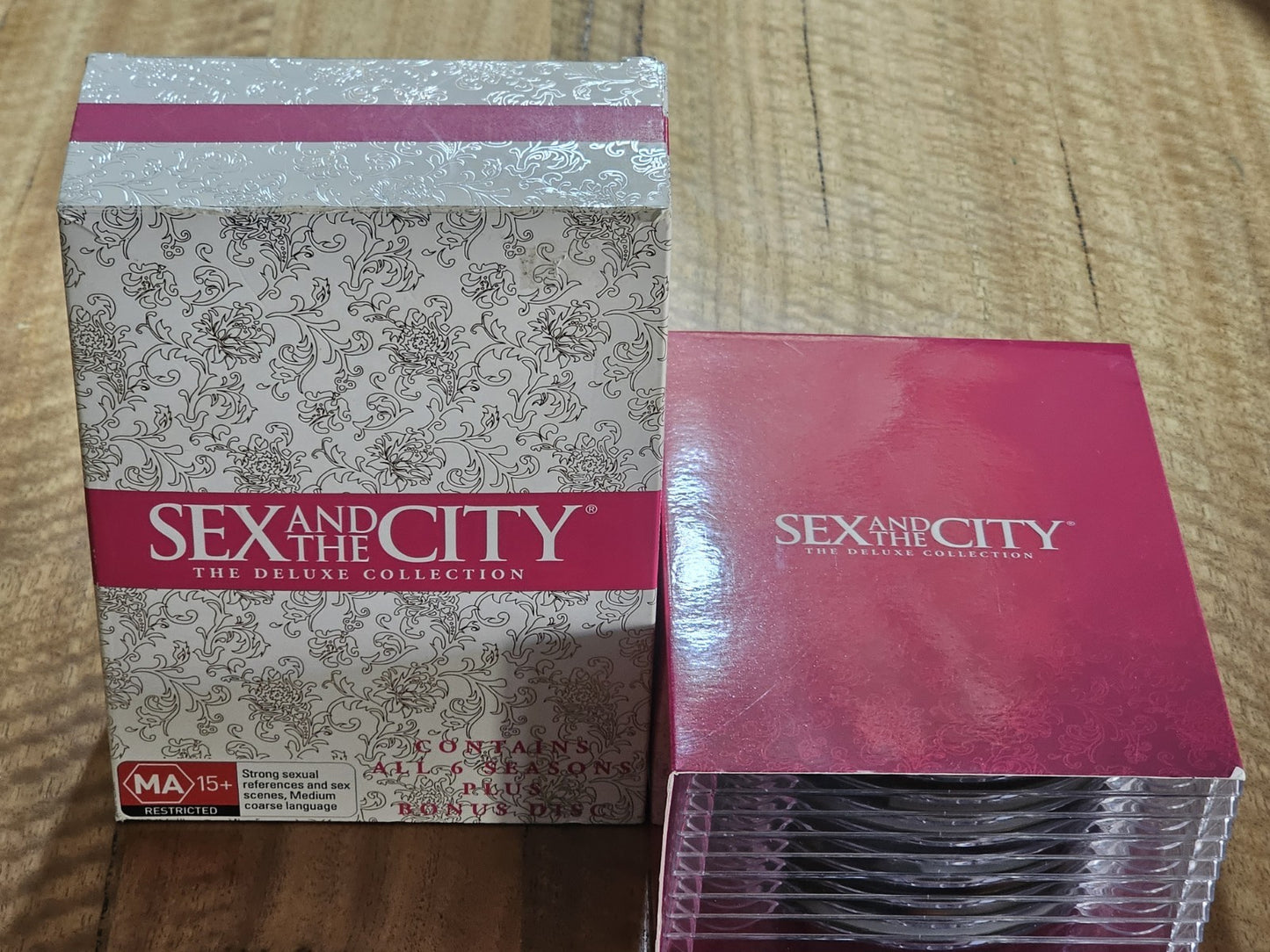 Sex and the City Deluxe Collection DVD 2009 Complete Series Seasons 1-6 Box Set Dvd case (Image 1) — Second-Hand