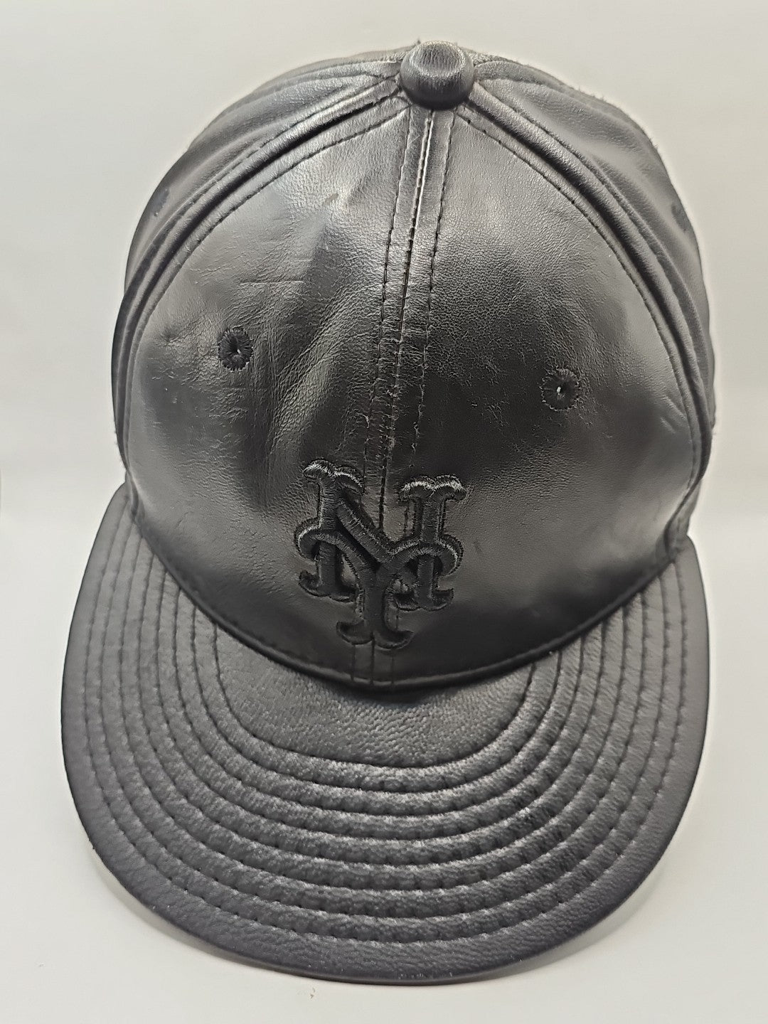 New York Yankees Men's New Era Genuine Leather Retro Crown 9FIFTY Cap CD4 Black cap/hat front (Image 1) — Second-Hand