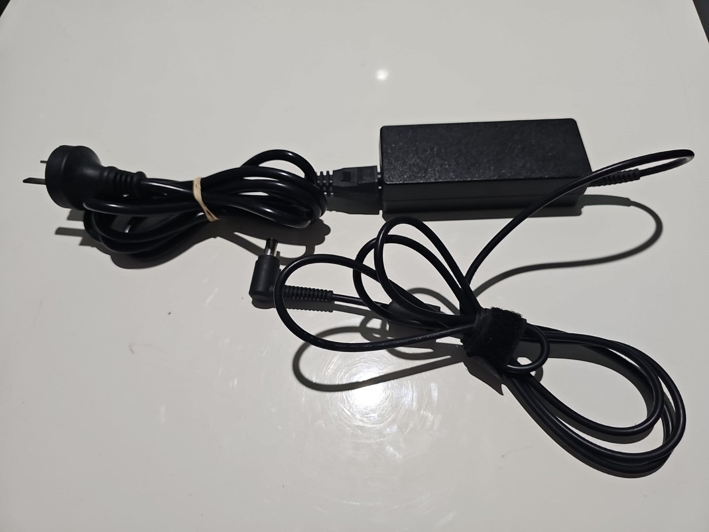 HP GENUINE 65W AC Power Supply Adapter Notebook 19.5V 3.33A Charger 7.4*5mm TIP book cover (Image 1) — Second-Hand