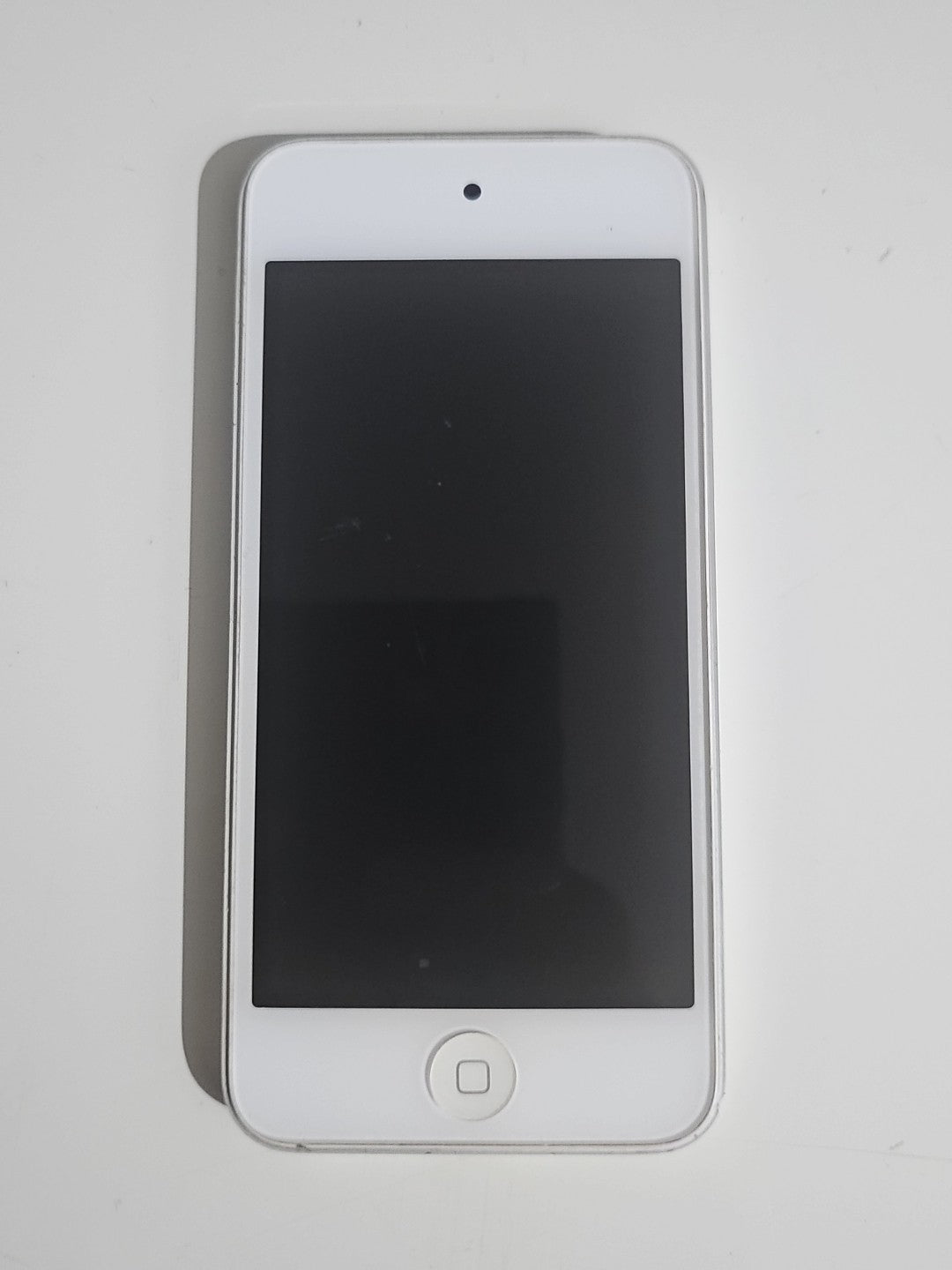 Apple iPod Touch 5th generation 16GB White Silver A1421 - TESTED cap/hat front (Image 1) — Second-Hand