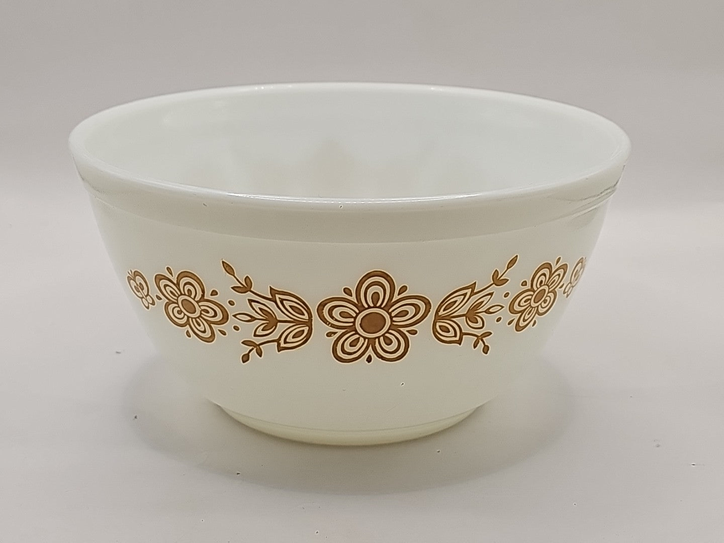 Pyrex #402 Butterfly Gold 1 1/2 qt Mixing Bowl Excellent Condition cap/hat front (Image 1) — Second-Hand
