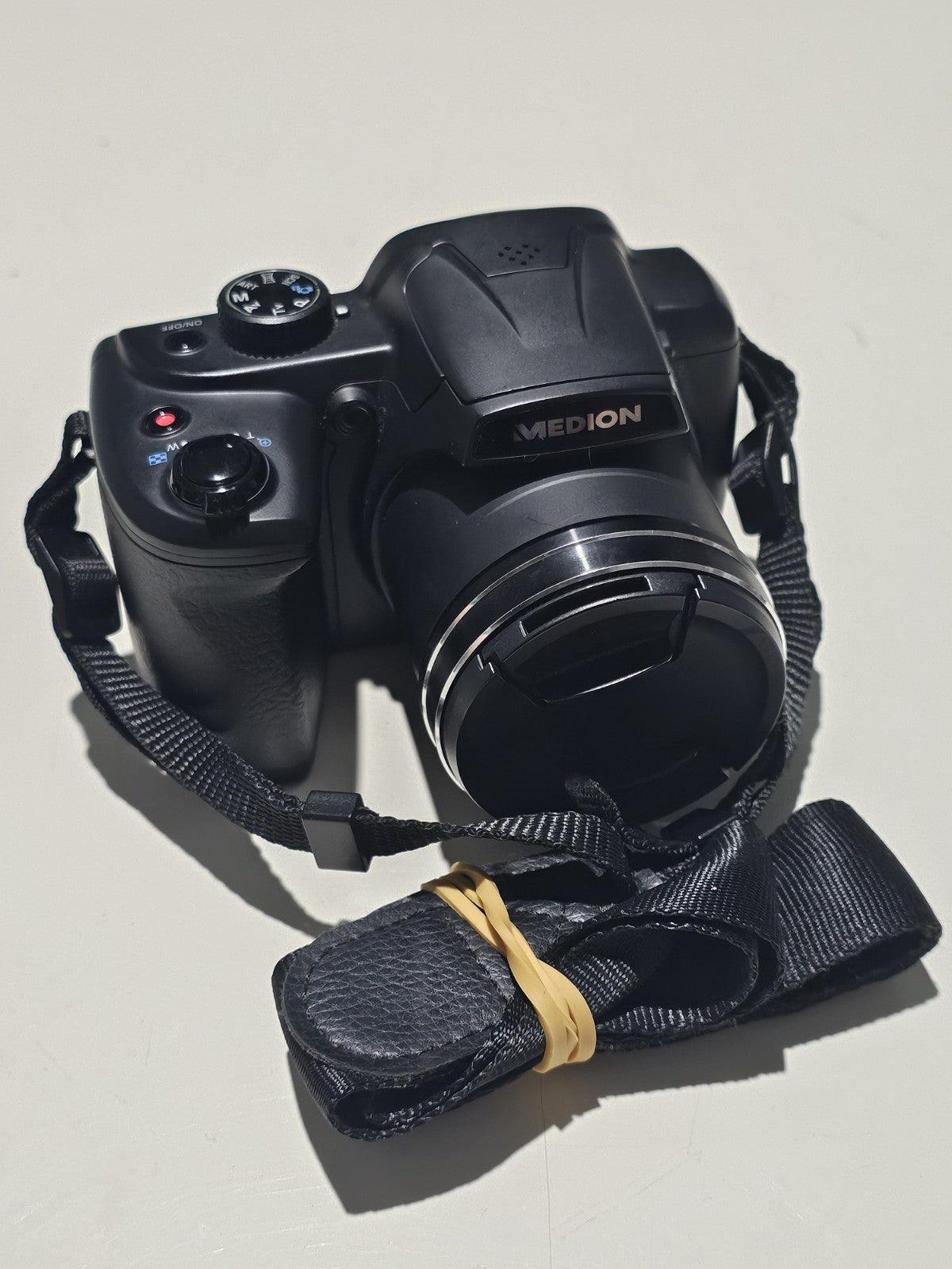 Medion MD86929 Digital Camera 35x Optical Zoom (Read Desc) device front (Image 1) — Second-Hand