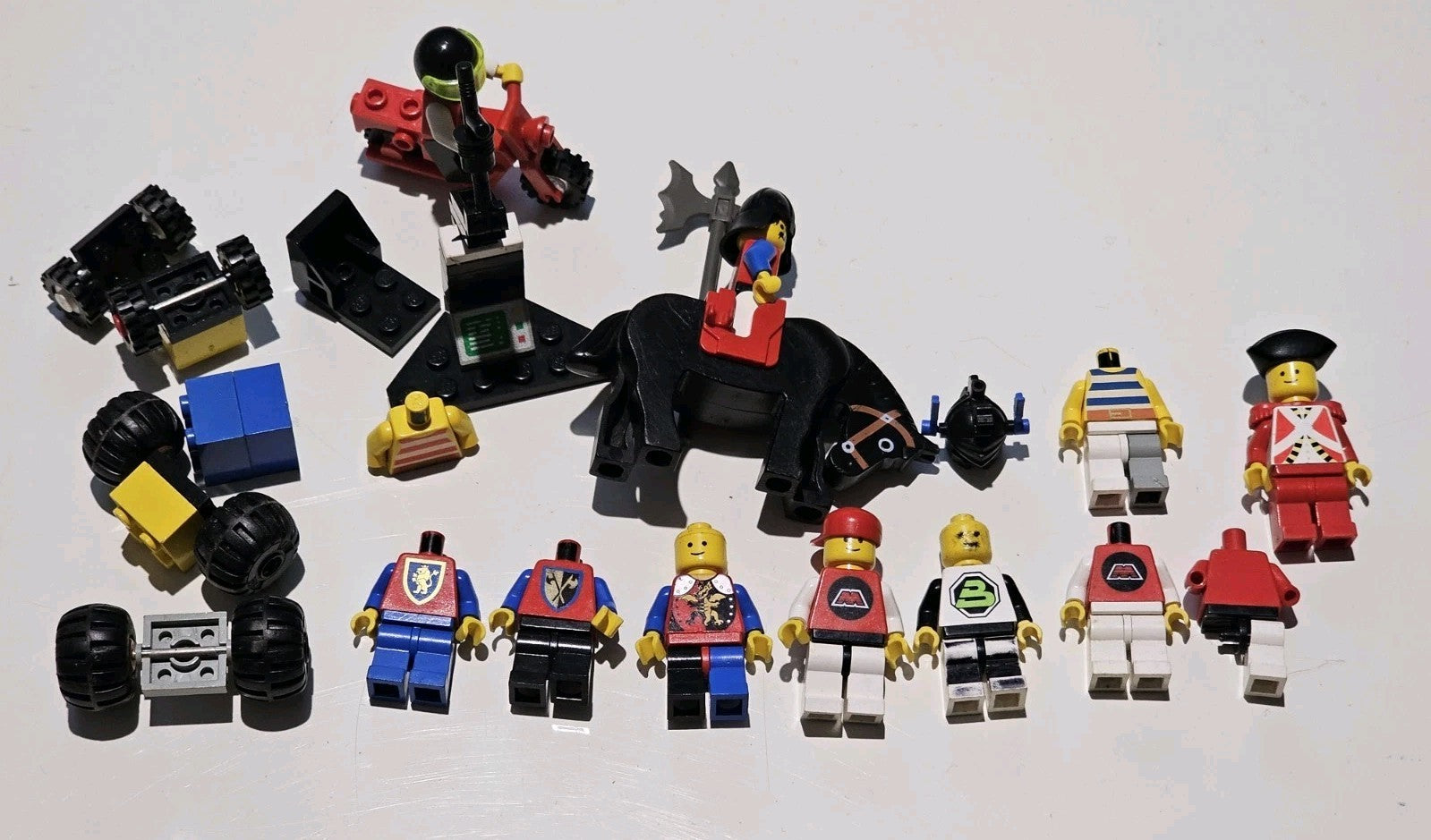 Vintage Lego Pieces ~ Minion Characters Knight Horse. product photo (Image 1) — Second-Hand