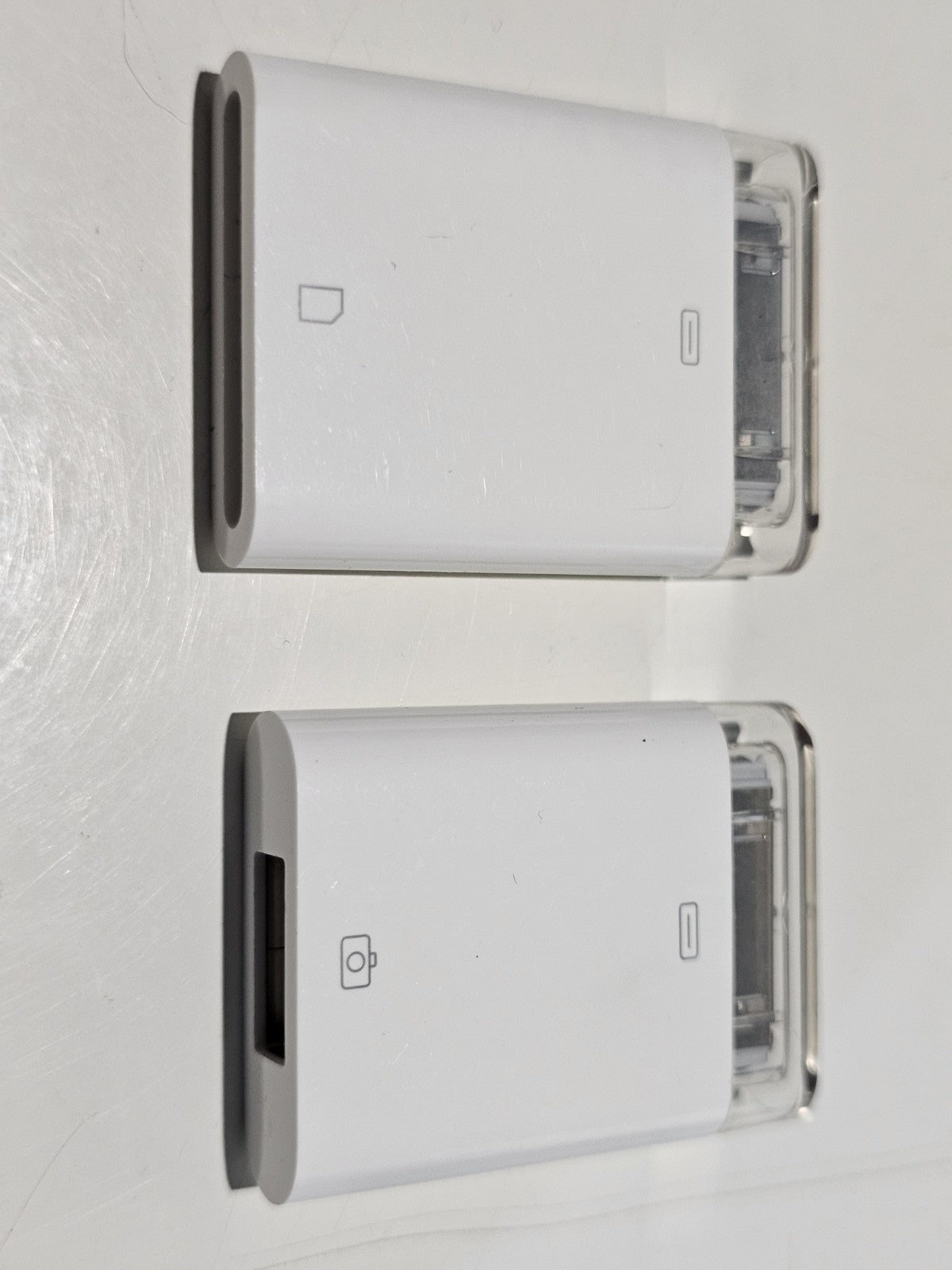 Genuine Apple A1358/A1362 iPad Camera Connection Kit Ipod To Usb And Sd Card device front (Image 1) — Second-Hand