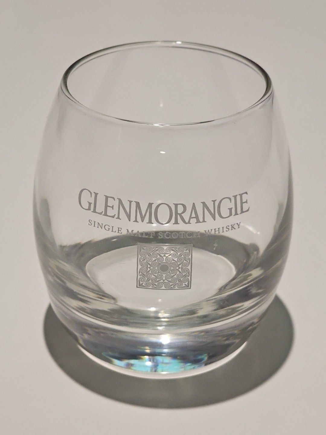 Glenmorangie single malt Whisky Glass vgc (3 1/2" x 3 1/2") cap/hat front (Image 1) — Second-Hand